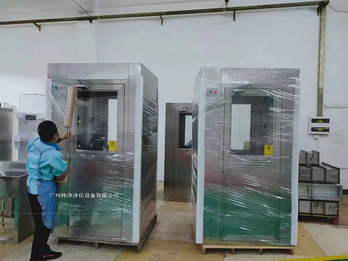 風(fēng)淋室作為一種重要的潔凈室設(shè)備在運(yùn)輸前,應(yīng)對(duì)風(fēng)淋室進(jìn)行徹底的清潔和檢查,確保無(wú)損壞。 風(fēng)淋室作為一種重要的潔凈室設(shè)備在運(yùn)輸前,應(yīng)對(duì)風(fēng)淋室進(jìn)行徹底的清潔和檢查,確保無(wú)損壞。