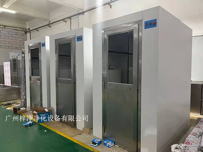 風(fēng)淋室是一種用于去除或減少人員進(jìn)入潔凈區(qū)前身上的塵埃和微粒的設(shè)備。 風(fēng)淋室是一種用于去除或減少人員進(jìn)入潔凈區(qū)前身上的塵埃和微粒的設(shè)備。