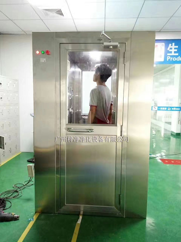 風淋室和貨淋室通常配備有集塵設備,如高效過濾器、吸塵器等。吹淋過程中脫落的灰塵和雜質會被這些設備收集。 風淋室和貨淋室通常配備有集塵設備,如高效過濾器、吸塵器等。吹淋過程中脫落的灰塵和雜質會被這些設備收集。