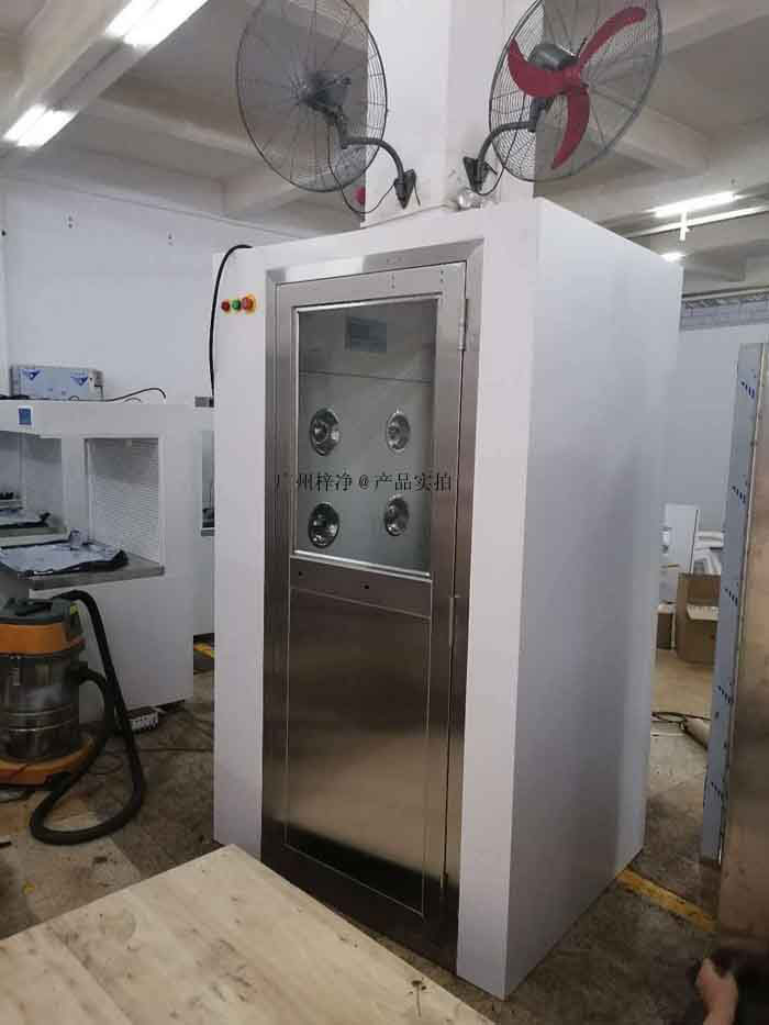 風(fēng)淋室通過高速氣流的沖擊,使進(jìn)入潔凈室的人員快速通過一個(gè)密封的空間 風(fēng)淋室通過高速氣流的沖擊,使進(jìn)入潔凈室的人員快速通過一個(gè)密封的空間