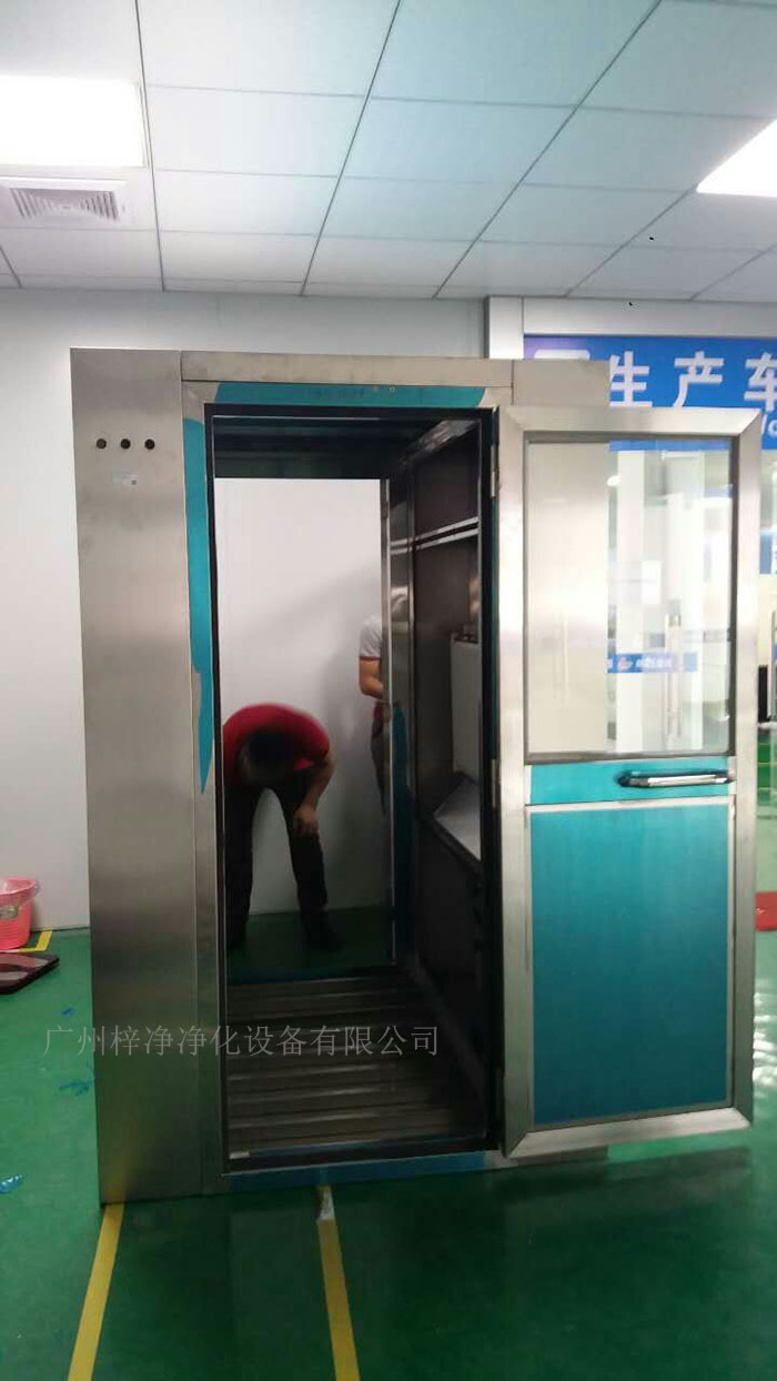 安裝風淋室的地面應(yīng)平整,如有必要,應(yīng)進行找平和加固處理。 安裝風淋室的地面應(yīng)平整,如有必要,應(yīng)進行找平和加固處理。