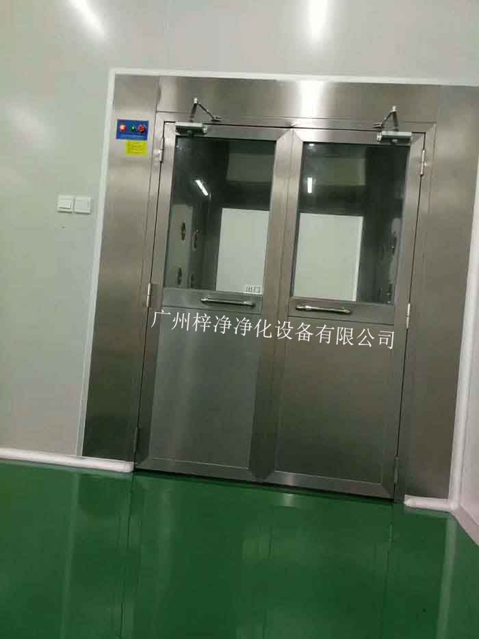 檢查風(fēng)淋室高效過(guò)濾器和初效過(guò)濾器是否干凈，如有灰塵或雜質(zhì)，應(yīng)進(jìn)行清潔或更換。